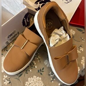 Joy Mangano Caramel Bow Shoes. NIB 9.5 medium.